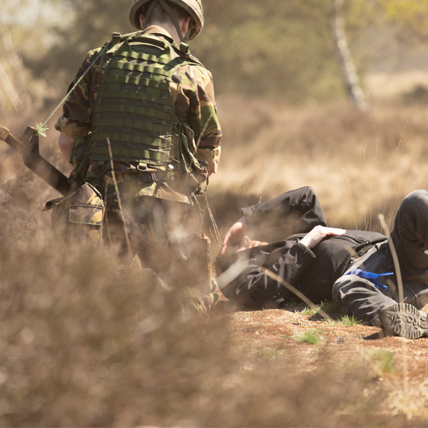 Praktijkoefening hulpverlening tijdens VEVA militaire opleiding Militaire oefening VEVA: hulpverlening aan slachtoffer in het veld
