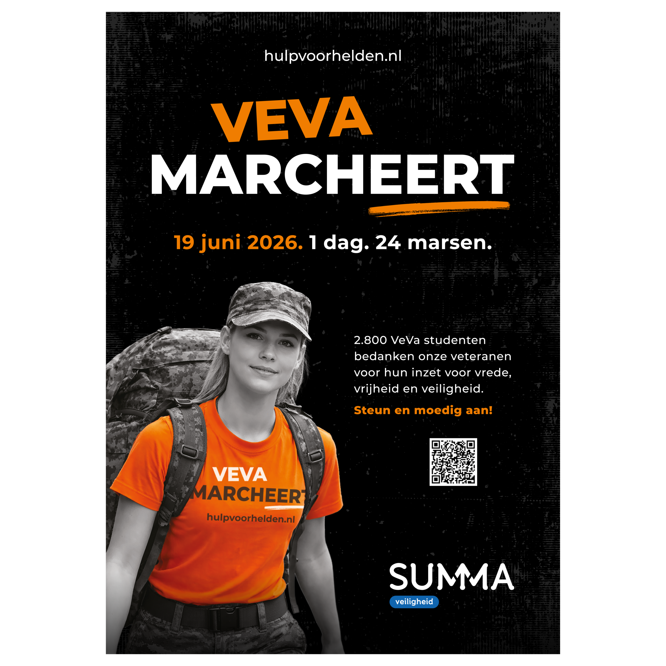 VeVa-studenten in camouflage in het bos tijdens veldtraining: één observeert, één maakt aantekeningen.